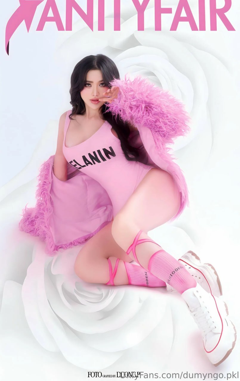 Cô gái xinh đẹp cởi đồ và chờ bạn chăm sóc cô ấy